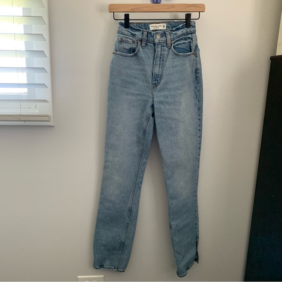 Abercrombie & Fitch Denim - Abercrombie & Fitch 23/000 90s Straight High Rise Jeans Curve Love Light Wash.
